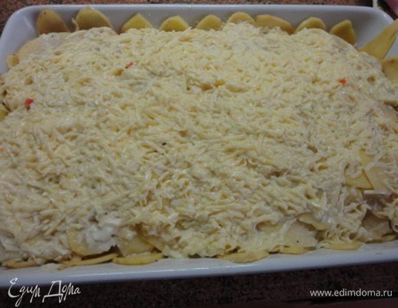 Накрываем оставшимся картофелем и поливаем соусом.