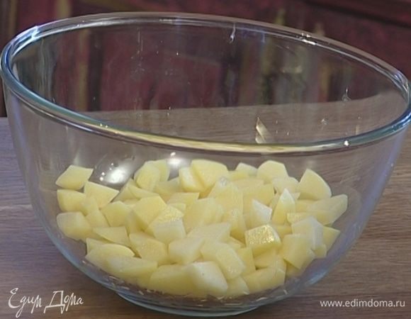 Картофель почистить и нарезать кубиками.
