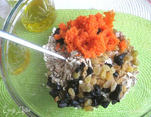 Морковь натереть на мелкой терке. Смешать овсяные хлопья быстрого приготовления, семечки, изюм, чернослив (нарезать мелко), морковь.
Добавить мед, оливковое масло, молотую корицу.
Хорошо перемешать.