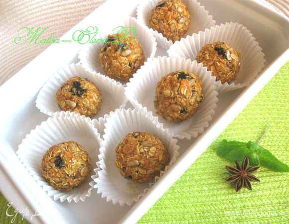 Сделать небольшие шарики из полученной массы, выложить на кружочки  пергаментной бумаги, положить на тарелку или в другую посуду, поместить в холодильник на час.
