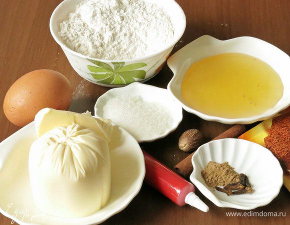 Подготовим муку, масло, сахар, яйцо, разрыхлитель, карандаши сахарные, специи — можно использовать молотые или размолоть самим (по 2 ч. л. имбиря и корицы, 0,5 ч. л. гвоздики, на кончике ножа мускатный орех, соль).