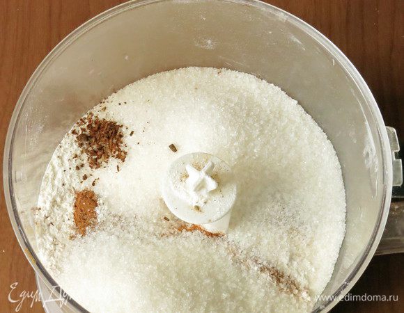 Смешиваем сухие компоненты: сахар, муку, разрыхлитель, специи, соль.