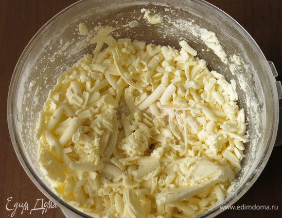 Добавляем нарезанное масло, перемешиваем, с этой задачей прекрасно справится блендер.