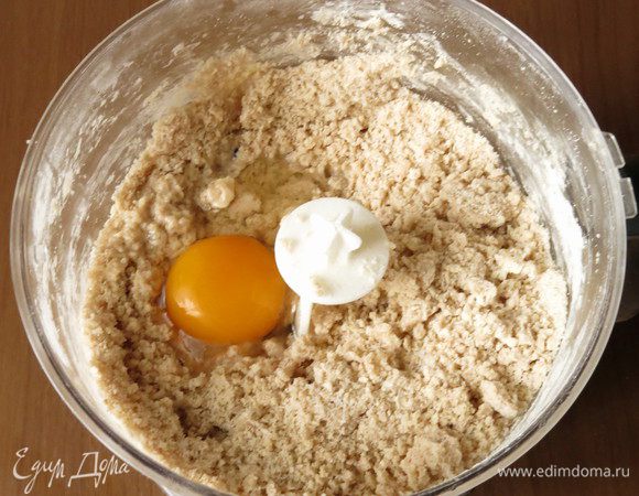 Добавляем мед, перемешиваем, вбиваем яйцо.
