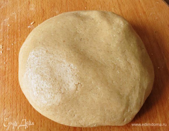 Замешиваем тесто, накрываем пленкой и ставим в холодильник на 2,5 часа. Можно приготовить тесто заранее, выпекать через неделю, две, тесто будет еще ароматнее.