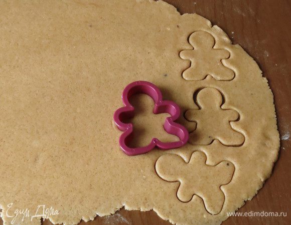 Раскатываем тесто и выбиваем фигурки человечков, я использовала маленькие и средние формы.
