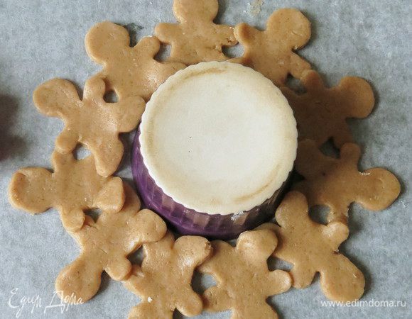 Выкладываем фигурки по кругу — маркер форма для запекания или стакан. Убираем форму, соединяем ноги, руки. Аналогично собираем венки из остального теста.