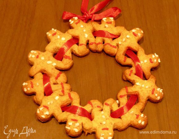 Выпекаем при 180°C 10-15 минут, даем пряникам остыть. Украшаем пряники с помощью карандаша: глаза, рот, брови, пуговицы и носочки. Даем глазури засохнуть. Продеваем ленту. Вот такой венок из маленьких человечков. Приятного аппетита!