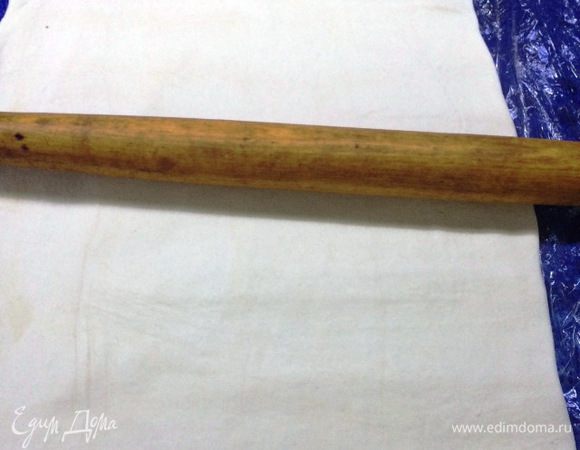 Размораживаем слоеное бездрожжевое тесто.
Раскатываем его немного. 