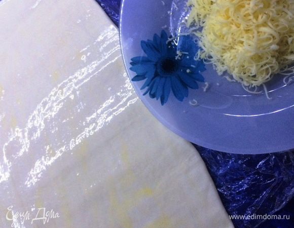 Смазываем тесто взбитым яйцом.