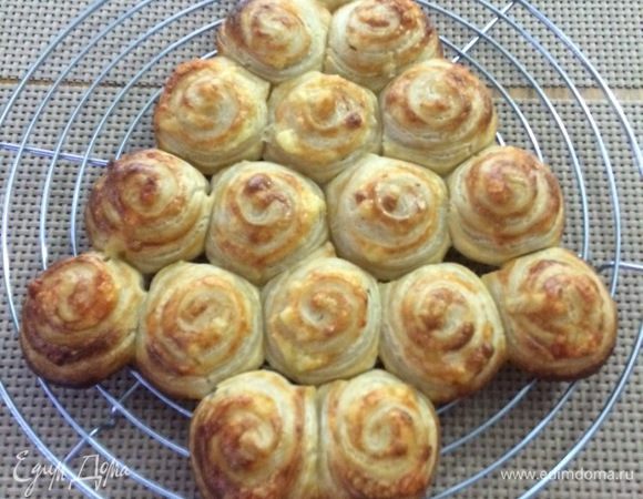 Вынимаем из духовки, аккуратно переносим на решетку и оставляем остывать.