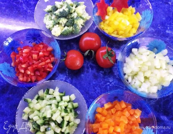 Тем временем, подготовим начинку и украшение для елочки.
Взбиваем сливочный сыр со сметаной (по поводу количества сметаны нужно ориентироваться самим, т.к. сливочный сыр бывает разным, более мягким, или более плотным, масса не должна получиться жидкой), добавляем нарезанный укроп (у меня сыр изначально был с укропом) и измельченный чеснок. Тщательно все взбиваем, пробуем если нужно немного посолить (зависит от сыра) и отправляем пока в холодильник.
Овощи для украшения можем использовать любые на свой вкус.
У меня болгарский перец трех цветов, сельдерей, огурец и брокколи. Также пару маслинок использовала и несколько икринок красной икры. Все зависит от фантазии и имеющихся продуктов. Можно также украсить красной рыбой, уверена будет очень вкусно.
Все нарезаем кубиками.