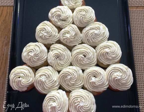 На остывшую елочку при помощи кондитерского мешка/шприца (за неимением таковых, можно просто ложкой) выкладываем сырно-укропную массу, распределяя на все "булочки".