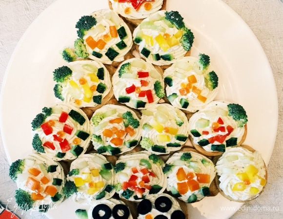 Я готовила сразу две "Елки", везла одну на Рождество к своей маме, а другую к свекрови, так что никто не в обиде.

В итоге, получились две такие закусочные елочки.
Все ели с огромным удовольствием. 

Угощайтесь, впереди еще Старый Новый Год!!!
Так что, С Наступающим!!! 