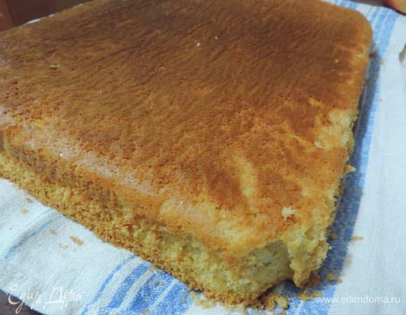 Бисквит готовим по рецепту http://www.edimdoma.ru/retsepty/67407-izumitelnyy-belyy-biskvit.
Я выпекала его в форме 28х38 см. Можно выпечь два бисквита в форме 26 см.