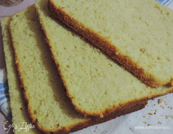 Дать бисквиту остыть. Если вы выпекали 2 круглых бисквита, разрежьте каждый из них пополам. Я свой прямоугольный бисквит сначала разрезала на два прямоугольника 28х19 см, а затем каждый из них еще поперек на два пласта.
Таким образом у нас должно получится 4 бисквитных заготовки. 