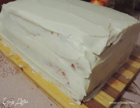 Полученную заготовку обмазываем сливочным кремом и убираем в холодильник минимум на 4 часа, желательно на ночь, до дальнейших манипуляций.