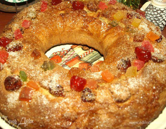 Перед подачей можно украсить размоченными засахаренными ягодами и цукатами.