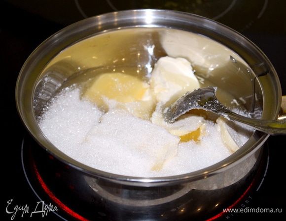Масло, сахар и мед подогреть до полного растворения сахара. Немного остудить.