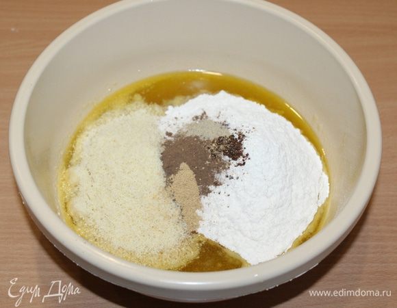 Добавить миндаль, специи и часть муки, перемешать.
