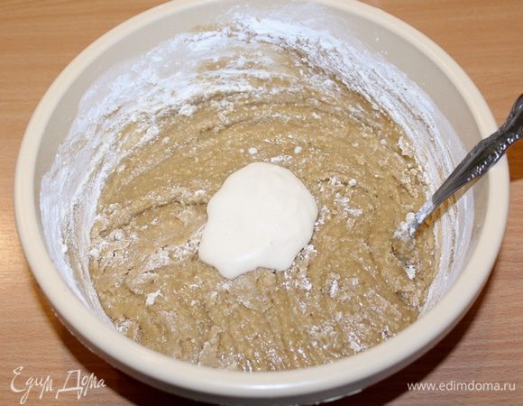 Разрыхлитель смешать с коньяком и добавить в тесто.