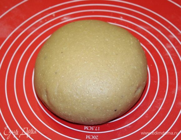Вымесить однородное гладкое тесто. Оно не должно прилипать к рукам. 