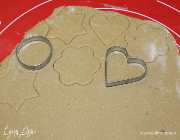 Раскатать тесто на присыпанном мукой столе, вырезать печенье.