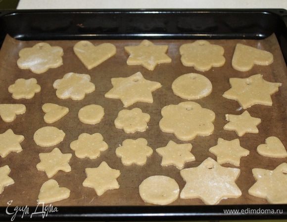 Разложить печенье на противень и запекать в разогретой духовке при 180°C 5-7 минут.