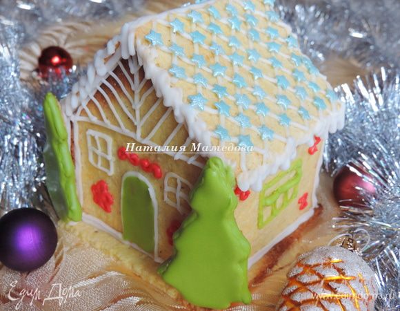 Заранее я испекла и украсила пряничный домик. Его рецепт можно посмотреть тут http://www.edimdoma.ru/retsepty/78429-imbirnyy-pryanichnyy-domik.
Домик был небольшой, примерно 10х8х12см.