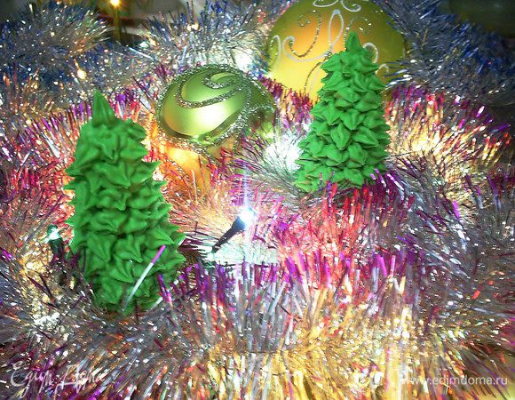 Также заранее я приготовила елочки из айсинга. МК по елочкм тут: http://www.edimdoma.ru/club/posts/13846-novogodnie-elochki-iz-aysinga. 
В оставшийся белый айсинг я добавила пудры до густоты "елочного" айсинга и при помощи большой круглой насадки отсадила еще и снеговичков.