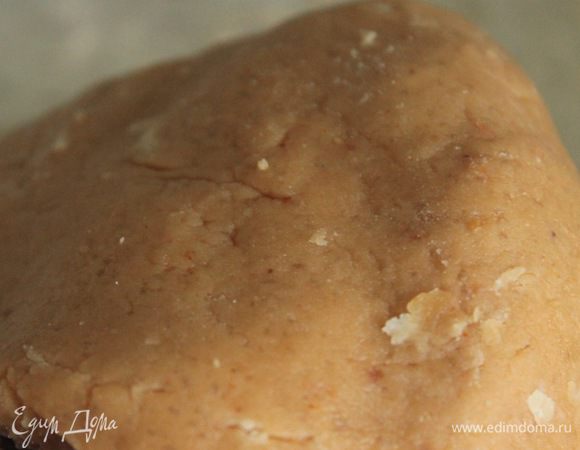 Добавить просеянную муку, разрыхлитель, крупно-измельченный шоколад (факультативно). Замесить тесто.