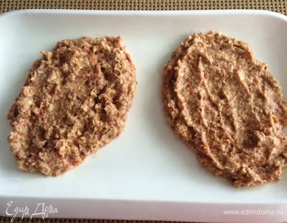 Приступаем к формированию "шишек".
Основу, т.е. фасолевую массу зрительно делим на 4 части.
На блюдо выкладываем два части фасоли разделив пополам для двух "шишек", как на фото.