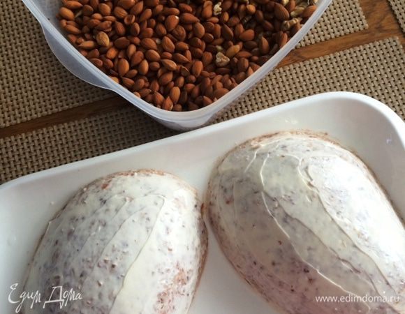 Садимся поудобнее и начинаем колдовать, чтобы "шишки" в итоге все же стали похожи на "шишки".
Конечно же предпочтительнее это сделать при помощи миндаля, он крупнее и смотрится точно лучше.
Но у меня под руками оказались только абрикосовые семечки, поэтому я обошлась ими. Они конечно же мельче, но все же придали вид "шишкам".