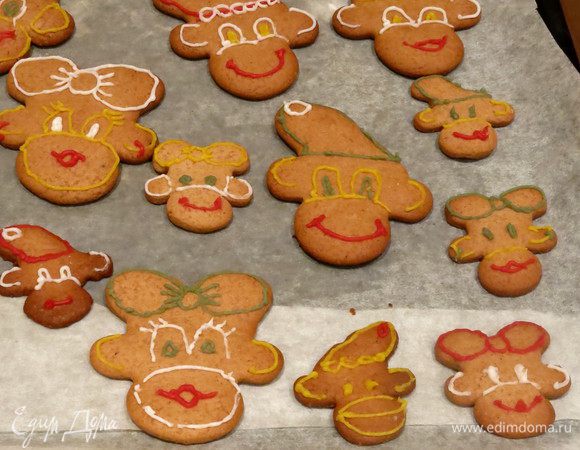 Выпекаем при 180°C 10-12 минут. Еще немного чудес и усердия: рисуем бантик, мордочку, ушки, серьги, — девочка-обезьянка готова. Рисуем шапочку, кисточки, помпоны и пр, глаза, рот, ушки — фигурка мальчика-обезьянки готова. Маленькие формочки — маленькие обезьянки. Укладываем обезьянок в коробочки — подарок готов!