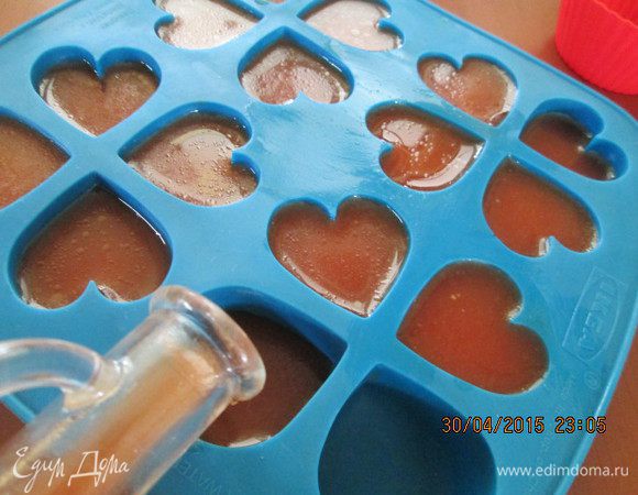 Пока застывает холодец готовим коктейль "Кровавая Мэри".
 Желатин замочим в теплом бульоне на 10 минут. Далее нужно добавить полстакана томатного сока и прогреть на плите до полного растворения желатина.  Смешать с оставшимся соком и водкой, приправить соусами, солью и перцем. Готово!
Остается только разлить в формочки для льда (я выбрала в форме сердечек) и убрать в холодильник на 2-3 часа. 
