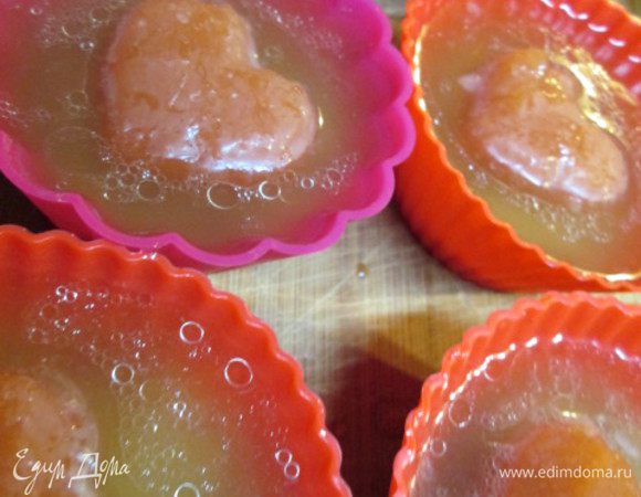 После того, как застыл и коктейль, и холодец на дне формочек, выкладываем в формочки с холодцом по порции "Кровавой Мэри" и доливаем до краев формы бульон. Ставим в холодильник на 1-2 часа.