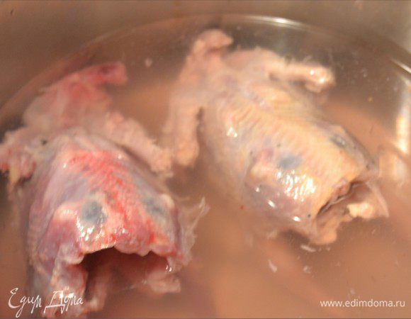 Рябчиков общипать, опалить. Выпотрошить. Удалить из зобного мешка все почки и ягоды. Хорошо промыть. Замочить в холодной воде с добавлением уксуса. (где-то на 2 л воды и 1 ч.л. уксуса) Вымачивать 1 час.