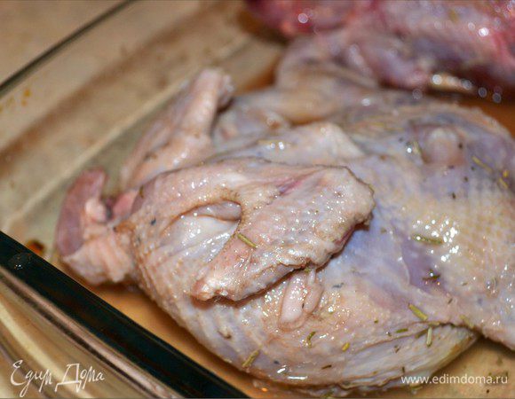 Разделить тушки рябчика на 2 половинки вдоль позвонка. Натереть специями. У меня розмарин, базилик, черный перец молотый. 
Добавить бальзамический уксус. Оставить мариноваться на 1 час.