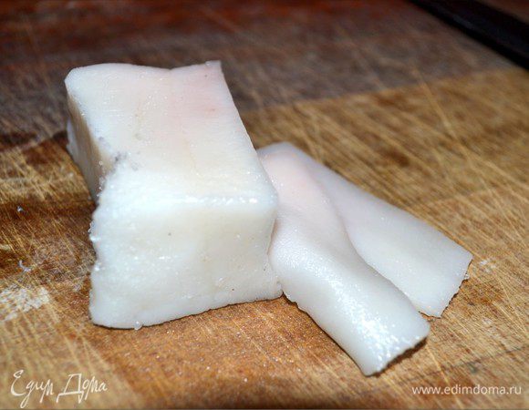 Шпик нарезаем на небольшие брусочки. Размер: 3 мм на 3мм на 5мм. Размер маленький для того, чтобы удобней было шпиговать тушки. 