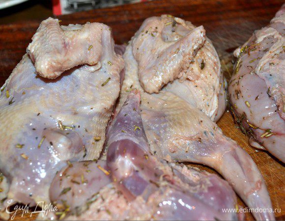 Начинить тушки кусочками шпика. Под кожу. Сделать небольшие надрезы в филе и тоже поместить туда кусочки шпика. Рябчики не жирные, и если их готовить без шпика, то мясо может быть сухим. С шпиком же мясо сочное. 