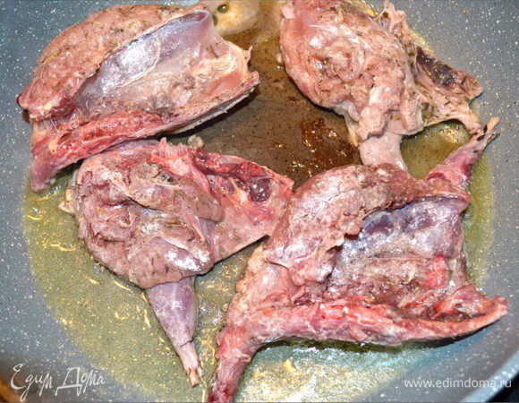 Припудрить тушки мукой. Разогреть сковороду, растопить сливочное масло, добавить растительное масло. Обжарить тушки до золотистой корочки. 