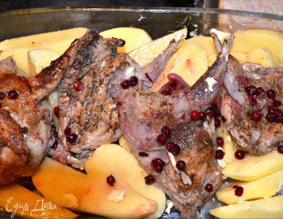 На гарнир у меня печеный картофель. Я готовлю его вместе с рябчиками, так они пропитываются запахами, и картошка получается особенно вкусной. Картофель очистить и нарезать одинаковыми дольками. Натереть обильно картошку маслом и поместить в форму с рябчиками. Сверху добавить моченую бруснику. Добавить белое сухое вино. Томить в духовке при 180°C 60 минут. Очень важно поливать дичь соком часто, чем чаще, тем сочнее и аппетитнее.  