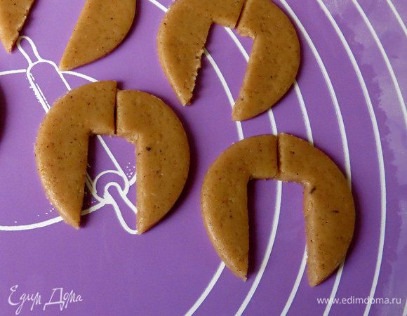 Если есть еще немного времени и сахарная глазурь, можно удивить родных утренним пряником на чашке, готовим из остатков теста "крючки" - круг с выемкой, выпекаем минут 7 при 180°C.