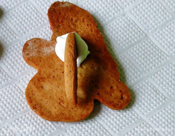 Соединяем пряник и держатель с помощью глазури (1 белок, 200 г пудры, чайная ложка инвертного сиропа), даем высохнуть, проложив между пряником и крючком трубочки для коктейля.