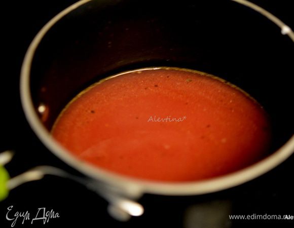 Приготовим соус.
Красное вино смешать с бульоном. С готового мяса перелить жидкость, что образовалась за время готовки. Перемешать. Поставить на огонь и тушить, помешивая, жидкость должна увариться наполовину. Отдельно смешать крахмал с водой. Добавить в соус, перемешать. Готовить, помешивая, чтобы жидкость загустела, снять с огня, добавить кусочек масла и перемешать до растворения масла, посолить и поперчить, перемешать.