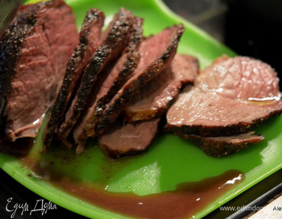 Готовому ростбифу дать постоять, накрыв фольгой. Затем нарезать на порции. Подаем к столу с готовым соусом.