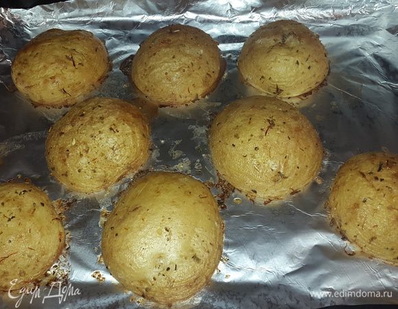 Когда картофель готов, даем ему немного остыть.