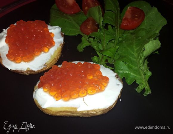 Намазываем картофель лабне или сметаной и выкладываем сверху икру. Руколу и черри нарезанные дольками, солим, сбрызгиваем лимонным соком и бальзамико, подаем!
Приятного аппетита!