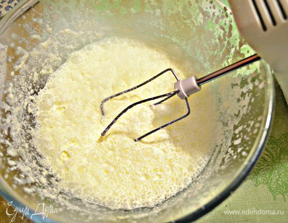 Охлаждённые сливки взбить с щепоткой соли.