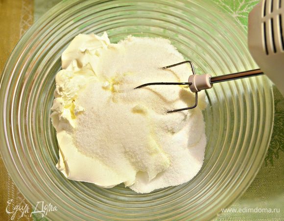Маскарпоне (можно заменить любым крем-сыром) взбить с сахаром. Аккуратно соединить сливки с маскарпоне.